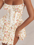 Petite robe estivale à motifs floraux et bretelles fines